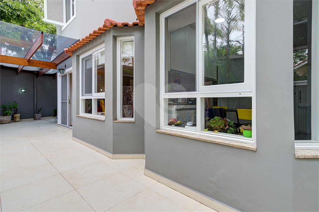 Casa à venda com 4 quartos, sendo 2 suítes, no condomínio Vila dos Ipês, São Paulo - SP