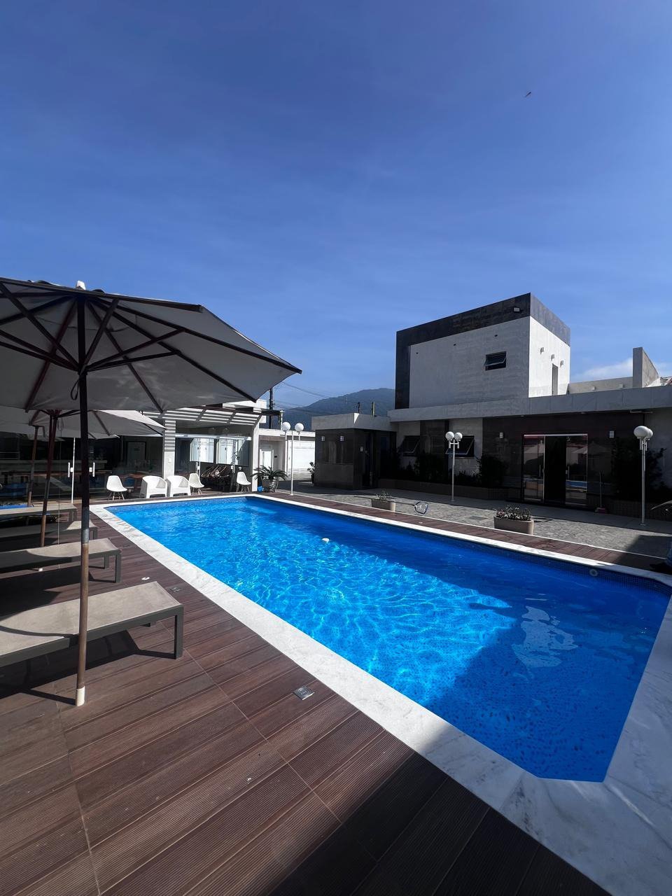 Casa à venda com 8 quartos, sendo 2 suítes, em Flórida, Praia Grande, SP