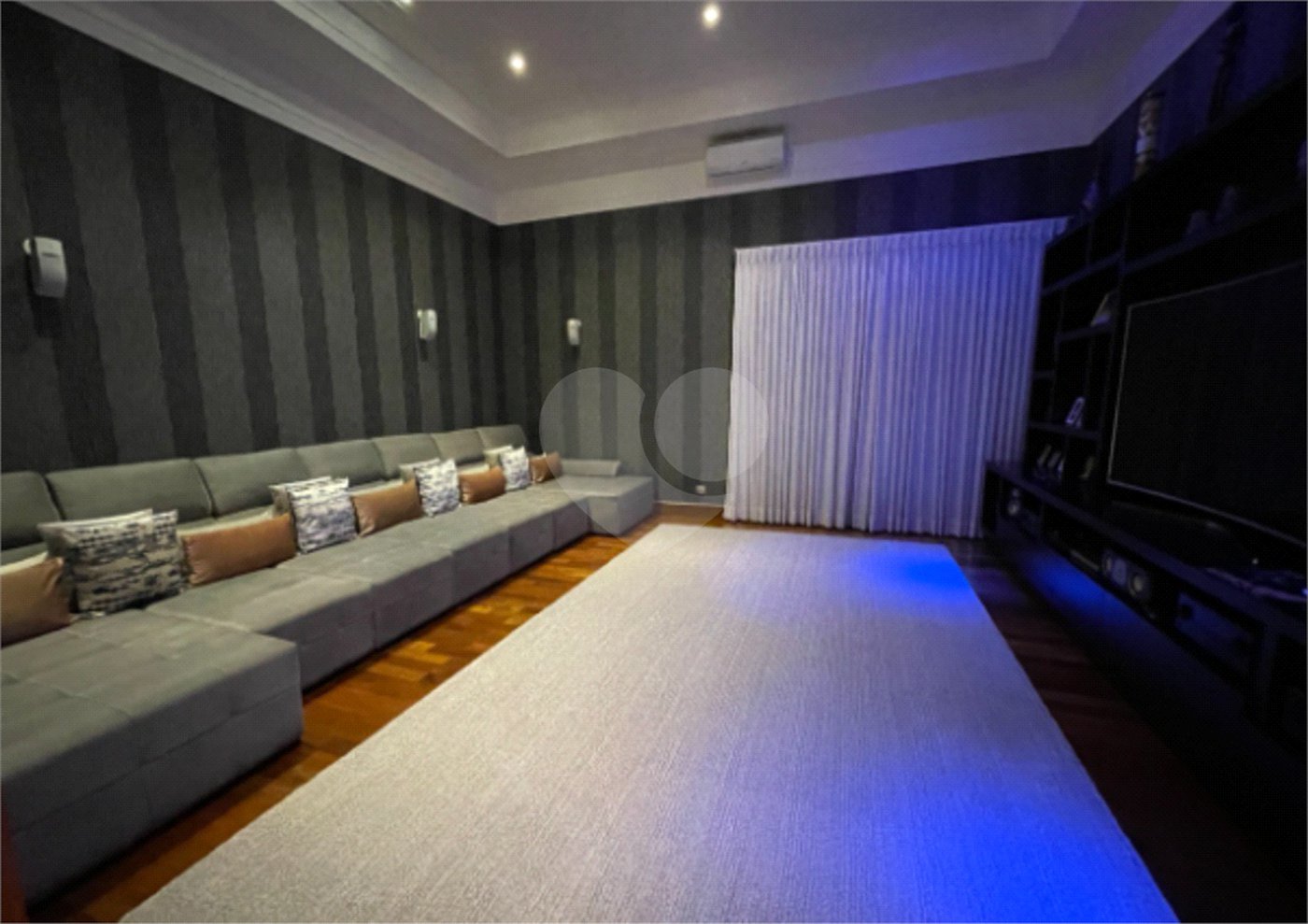 Casa à venda com 4 suítes no condomínio Halvétia Country Residencial, Indaiatuba - SP
