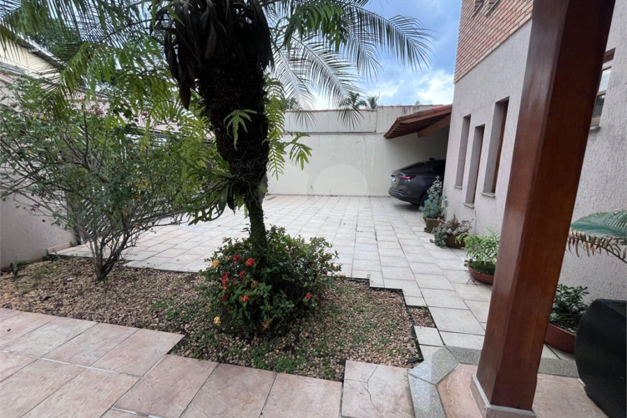 Casa à venda com 4 quartos, sendo 2 suítes, no condomínio Jornalista Américo Ariza, São Paulo - SP