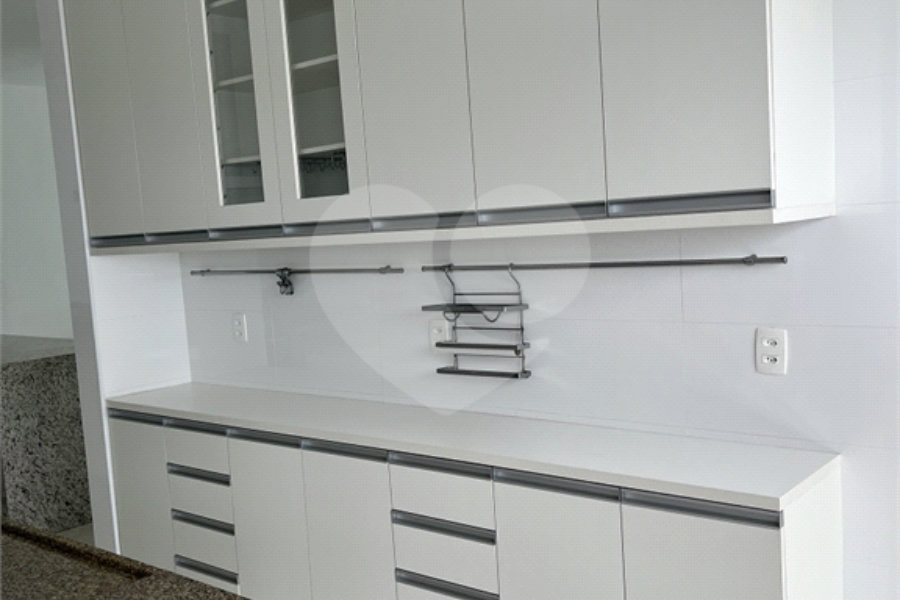 Apartamento à venda ou para alugar com 3 quartos, sendo 1 suíte, em Enseada, Guarujá, SP