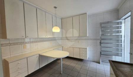 Sobrado à venda com 3 quartos, sendo 1 suíte, em Vila Mariana, São Paulo, SP