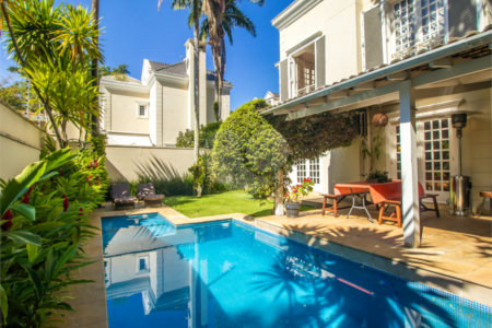 Casa à venda com 5 quartos, sendo 4 suítes, no condomínio Bounganville, São Paulo - SP