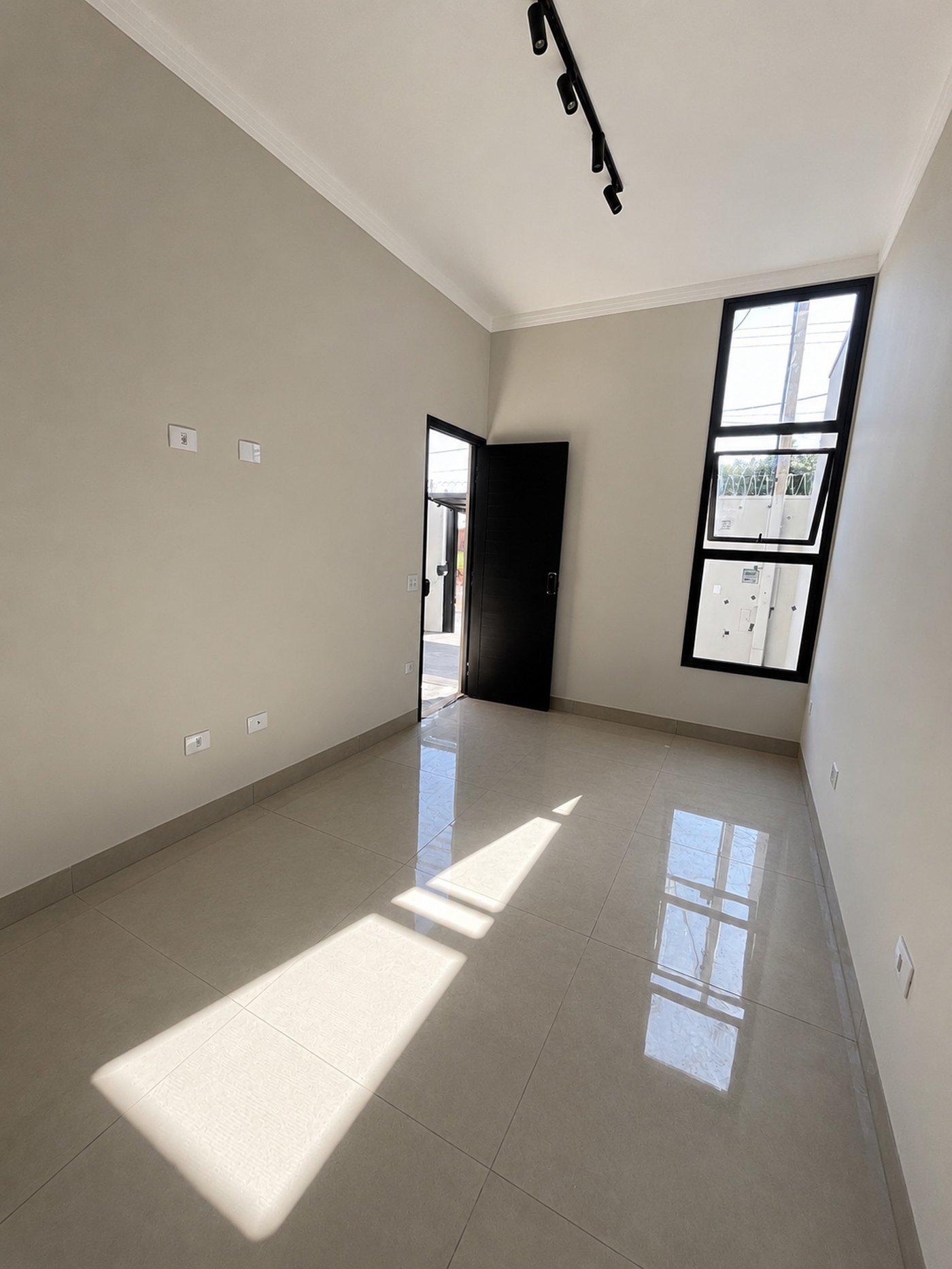 Casa à venda com 3 quartos, sendo 1 suíte,  em Parque Residencial Quinta da Lagoa, Três Lagoas, MS
