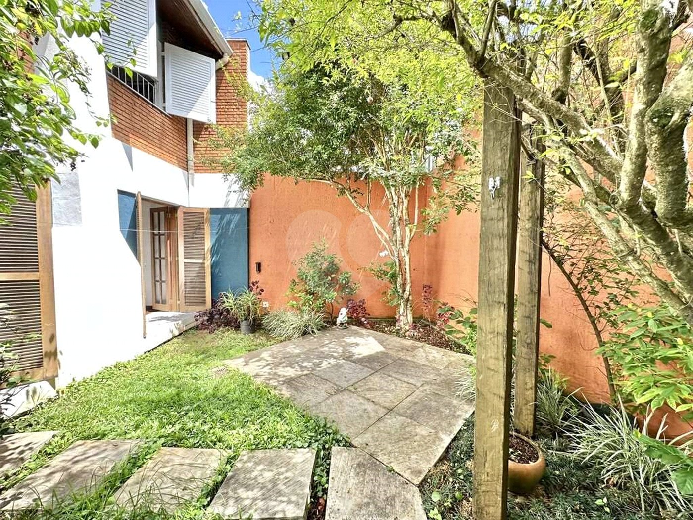 Sobrado à venda com 4 quartos, sendo 2 suítes, em Jardim Jussara, São Paulo, SP