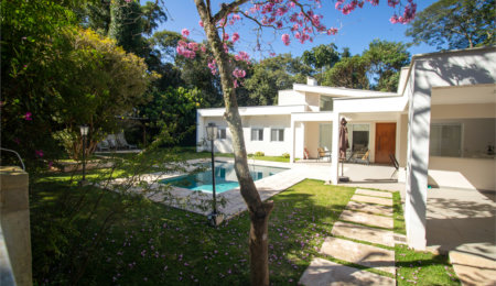 Casa à venda com 4 quartos, sendo 1 suíte,  no condomínio Sítio das Hortências, São Roque - SP