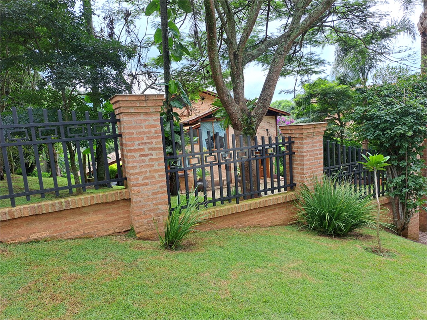 Casa à venda ou para alugar com 3 quartos, sendo 1 suíte,  no condomínio Parque Petrópolis 4 Secção, Mairiporã - SP