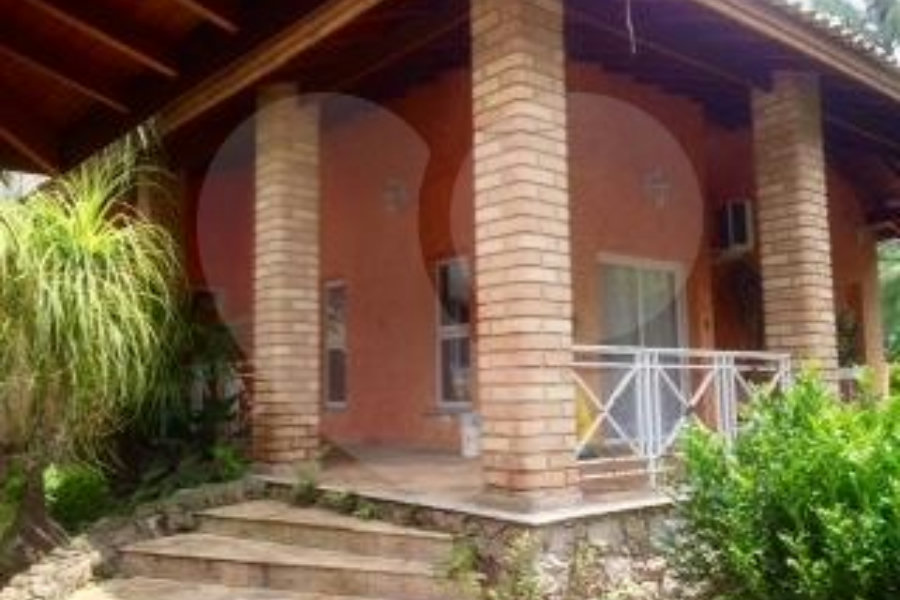 Sobrado à venda com 4 quartos, sendo 2 suítes, em Alpes da Cantareira, Mairiporã, SP