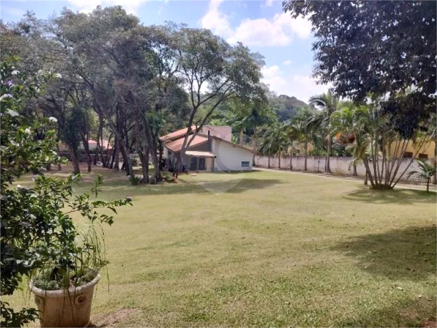 Casa à venda com 5 quartos, sendo 4 suítes, no condomínio Chácaras Flórida, Itu - SP