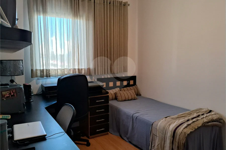 Prédio com portaria 24 horas, e lazer. Apartamento com 3 dormitórios, uma suíte, 2 vagas de garagem