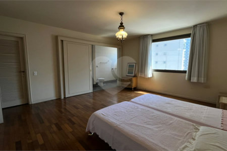 Apartamento à venda com 4 quartos, sendo 3 suítes, em Itaim Bibi, São Paulo, SP