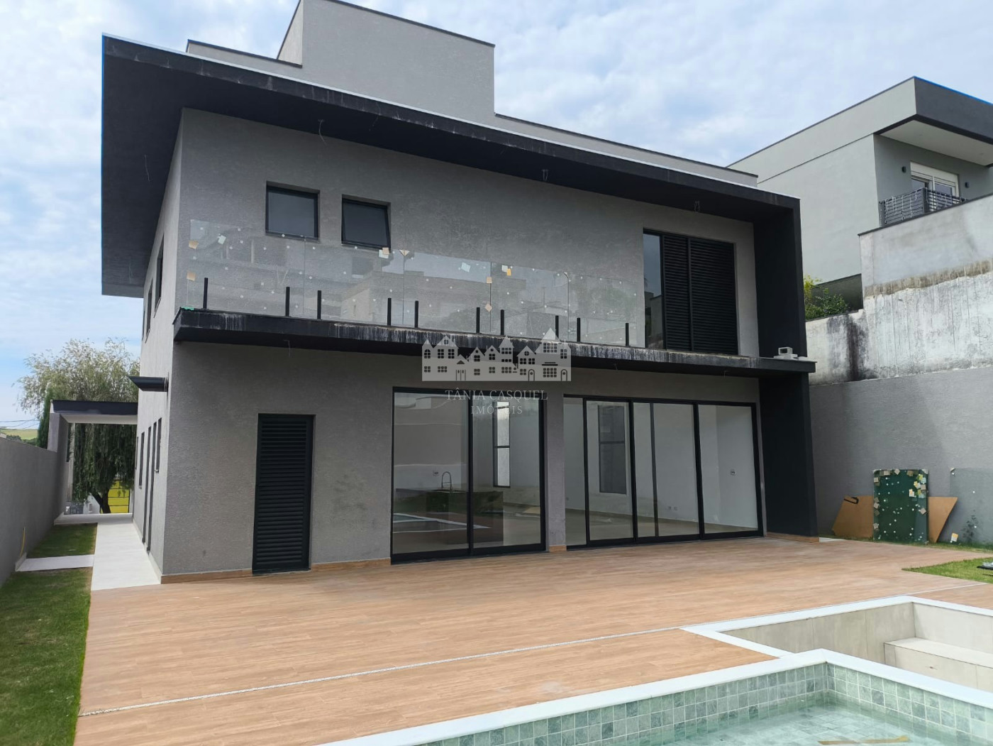 Casa à venda com 4 suítes no condomínio Figueira Garden, Atibaia - SP