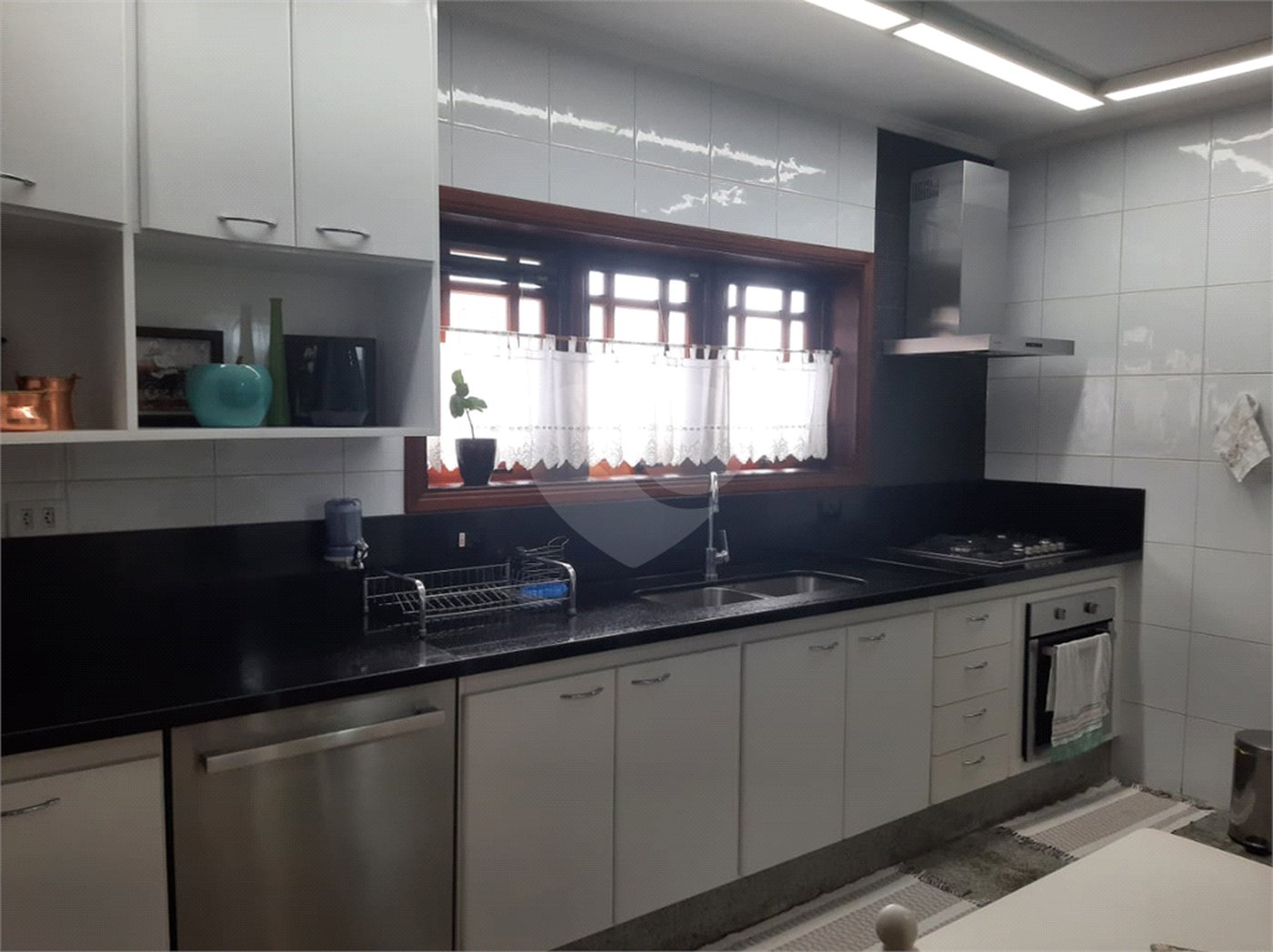Casa à venda com 4 quartos, sendo 2 suítes,  no condomínio Estância Marambaia, Vinhedo - SP