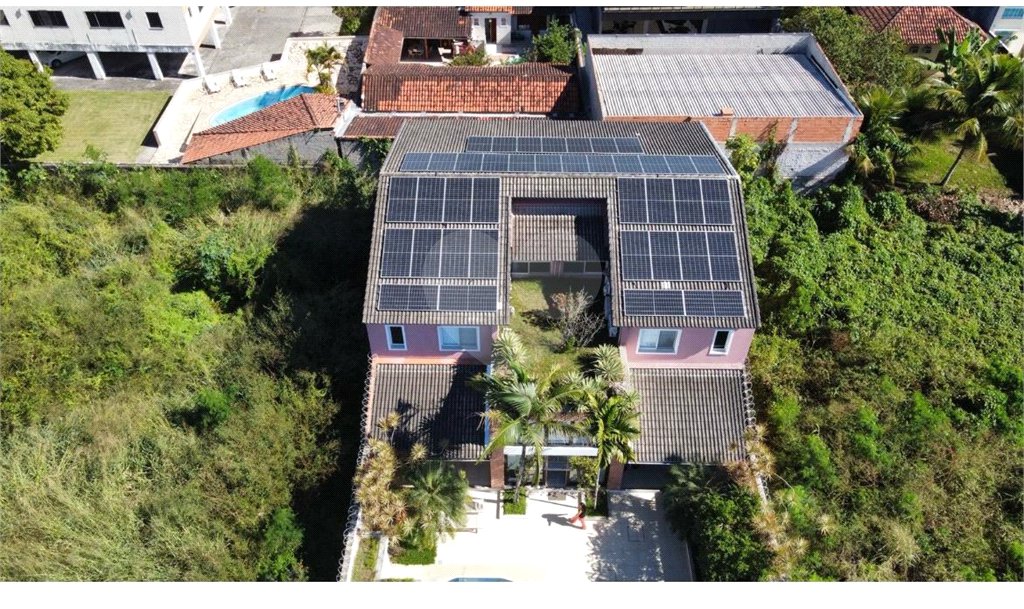 Casa à venda com 9 quartos, sendo 8 suítes, no condomínio Village Elisabete, Rio de Janeiro - RJ