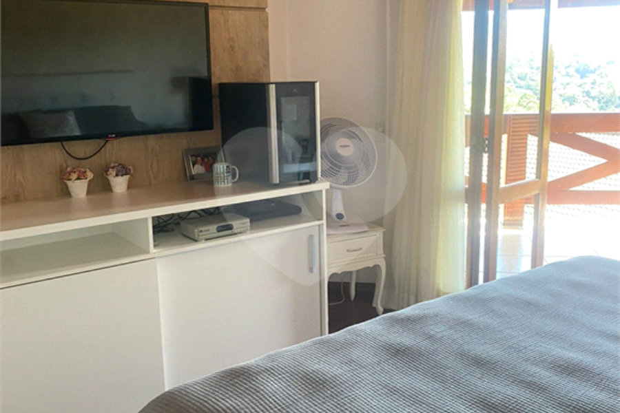 Casa à venda com 5 quartos, sendo 4 suítes, no condomínio Lago do Imperador, Mairiporã - SP