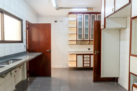 Casa à venda com 4 quartos, sendo 3 suítes,  no condomínio Vila das Flores, São Paulo - SP
