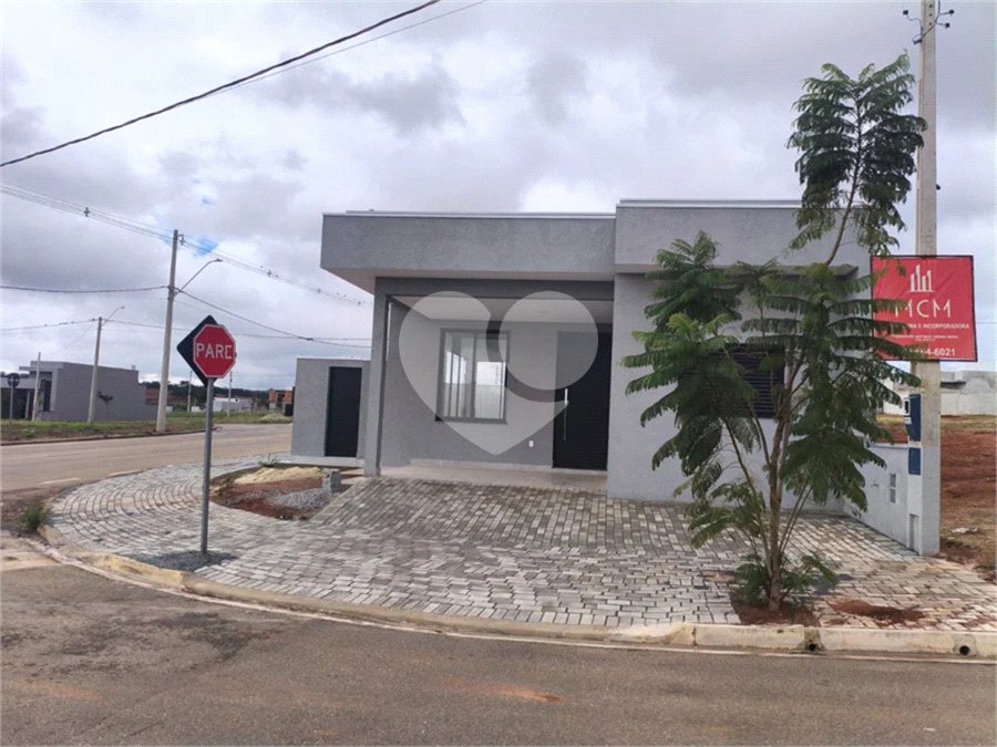 Casa à venda com 3 quartos, sendo 1 suíte,  no condomínio Tivolli, Itapetininga - SP