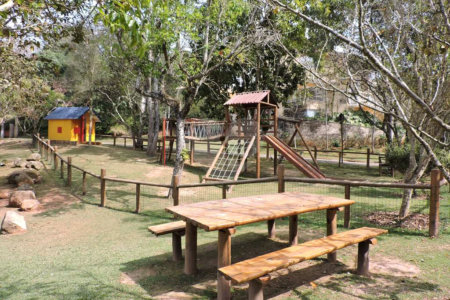 Casa à venda com 4 quartos, sendo 2 suítes,  no condomínio Granja Vianna II, Cotia - SP