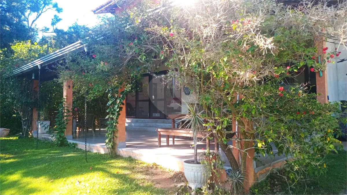 Casa à venda com 3 suítes no condomínio Vale da Santa Fé, Vinhedo - SP