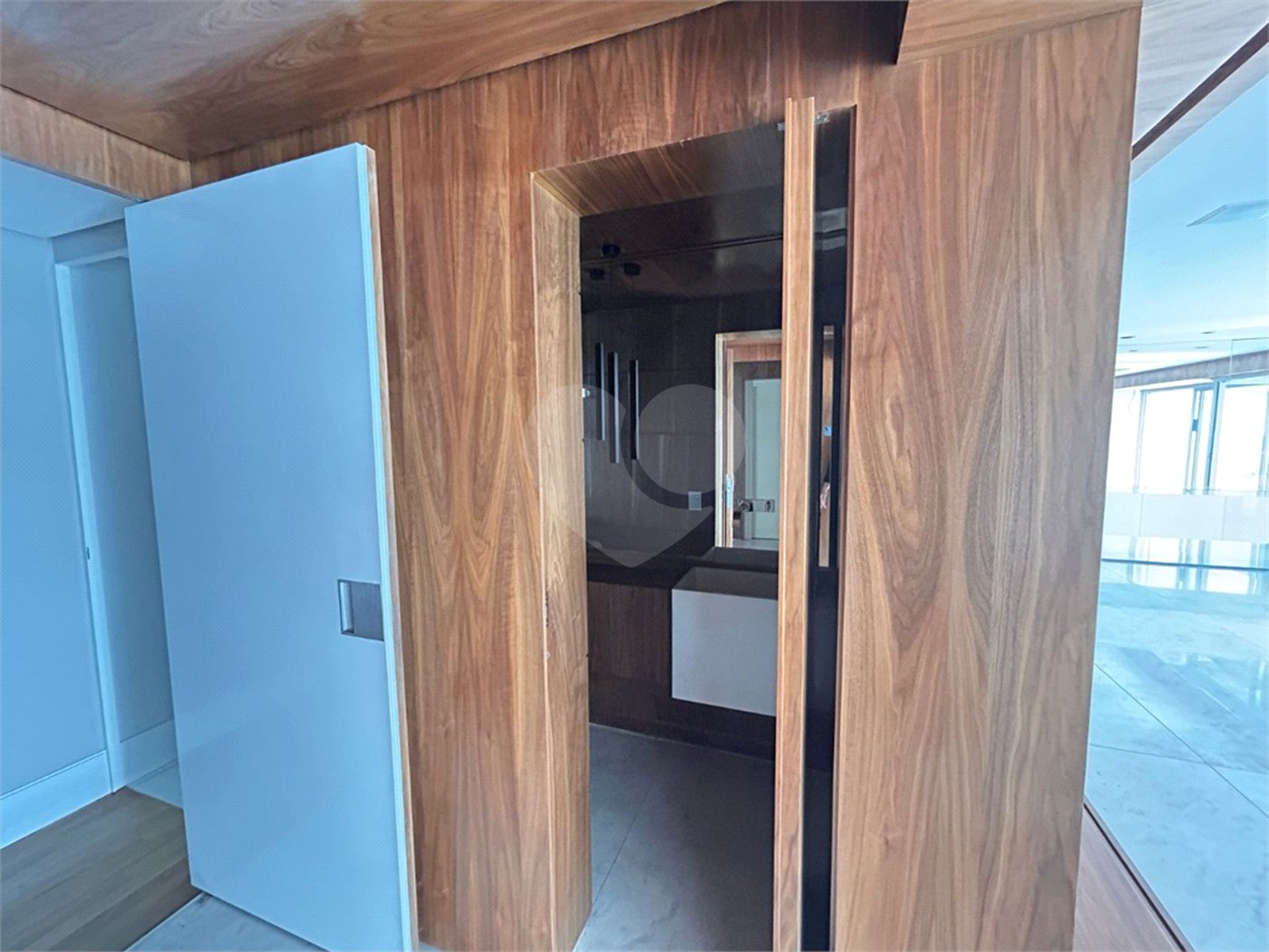 Apartamento à venda com 3 suítes em Moema, São Paulo, SP