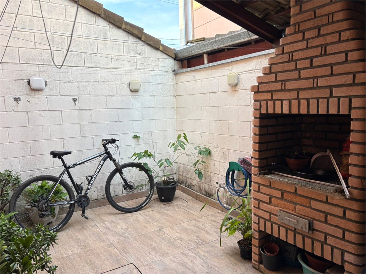 Casa à venda com 3 quartos, sendo 1 suíte, no condomínio Vila Nova Horizonte, Suzano - SP