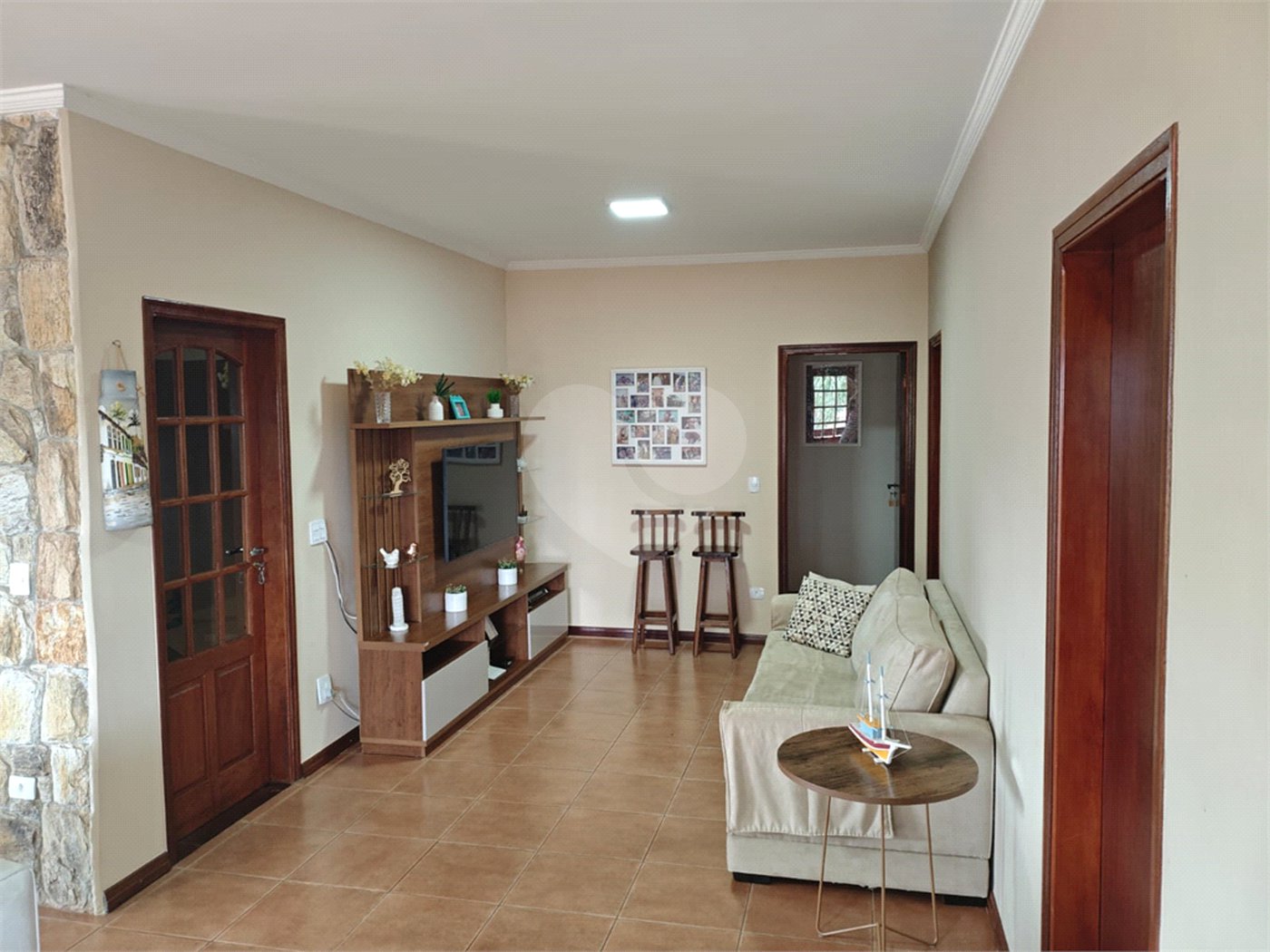Casa à venda com 4 quartos, sendo 2 suítes,  em Country Residencial Felix, Bom Jesus dos Perdões, SP