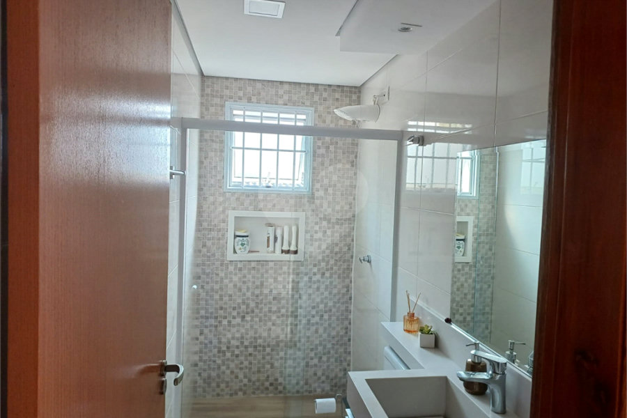 Sobrado à venda com 6 quartos em Jardim Peri, São Paulo, SP