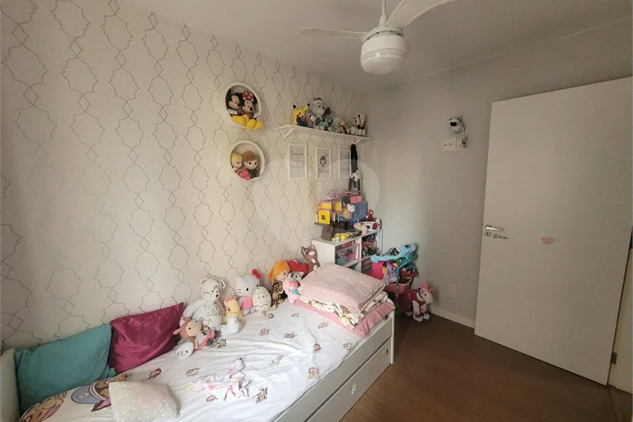 Apartamento de 03 dormitórios totalmente reformado com 02 vagas de Garagem escrituradas e livres.