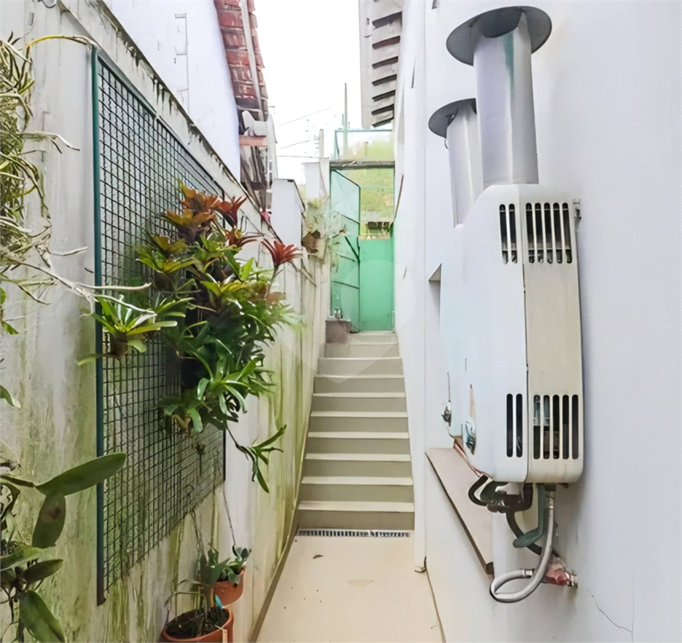 Sobrado à venda com 3 quartos, sendo 1 suíte,  em Vila Universitária, São Paulo, SP