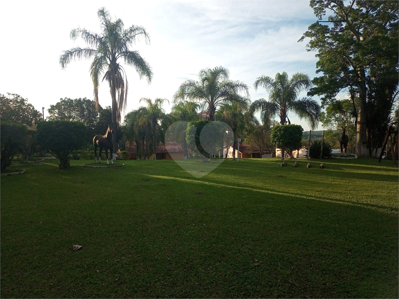 Casa à venda com 5 quartos, sendo 1 suíte, no condomínio Village da Serra, Araçoiaba da Serra - SP