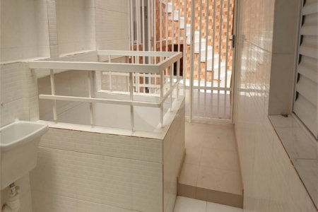 Sobrado à venda com 3 quartos, sendo 2 suítes, em Vila Paulicéia, São Paulo, SP