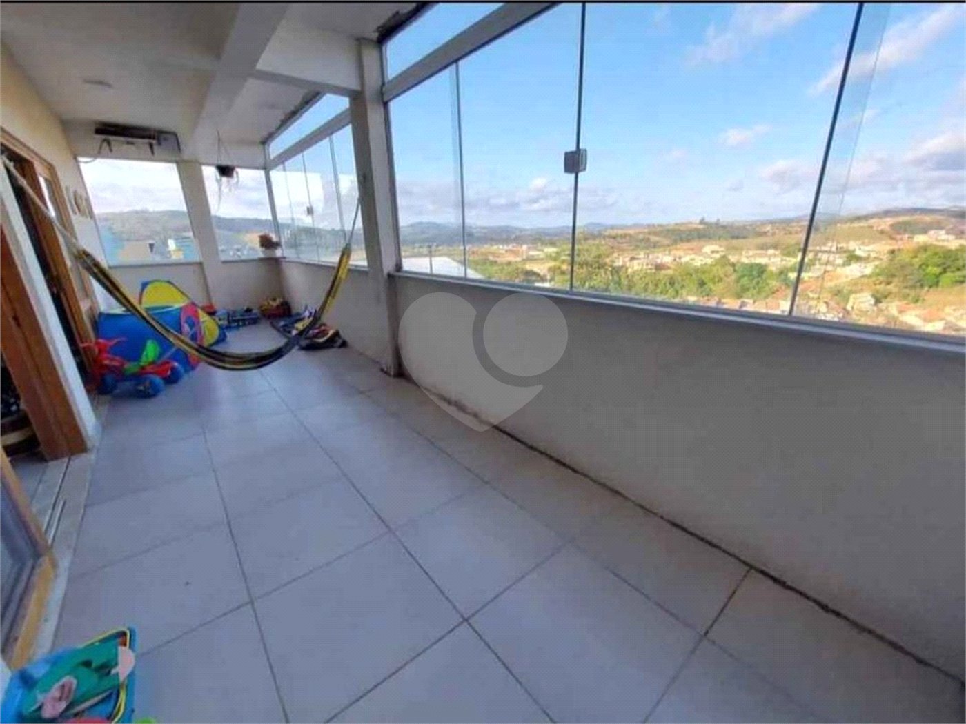 Casa à venda com 4 quartos, sendo 3 suítes,  no Centro, Bom Jesus dos Perdões, SP