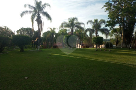 Casa à venda com 5 quartos, sendo 1 suíte, no condomínio Village da Serra, Araçoiaba da Serra - SP