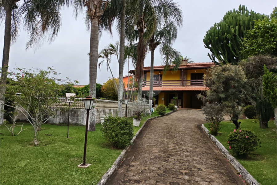Casa à venda com 4 quartos, sendo 2 suítes,  em Country Residencial Felix, Bom Jesus dos Perdões, SP