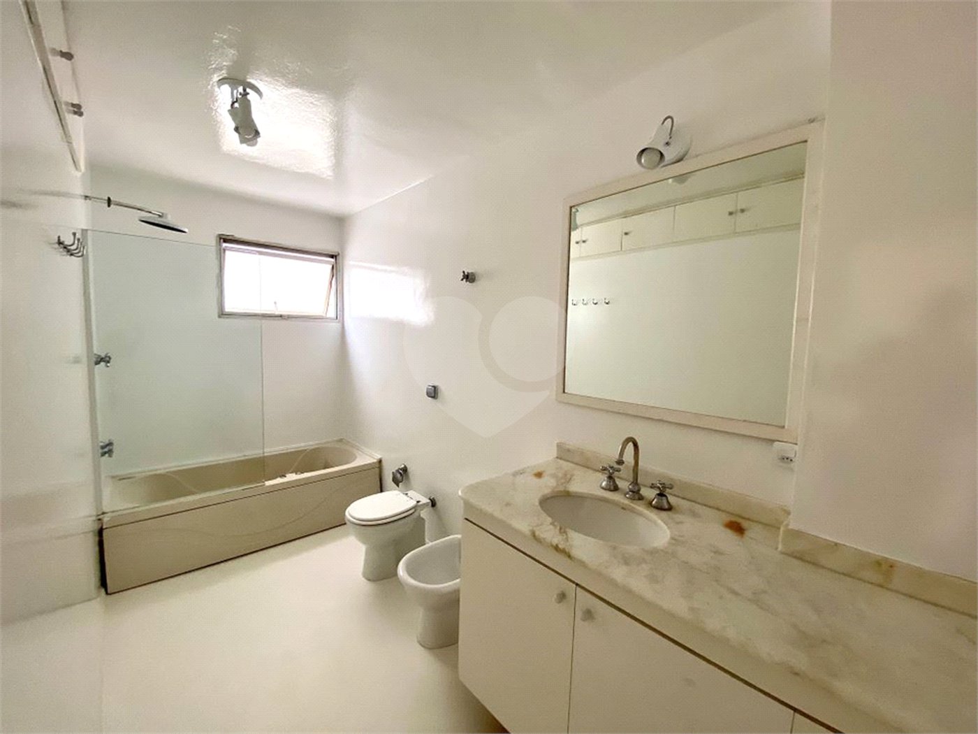 Apartamento para alugar com 3 quartos, sendo 1 suíte, em Jardim Europa, São Paulo, SP