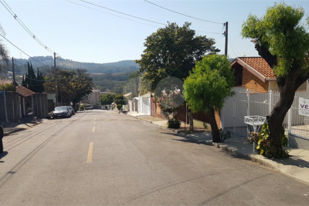 Casa à venda com 3 quartos, sendo 1 suíte,  no Centro, Vinhedo, SP