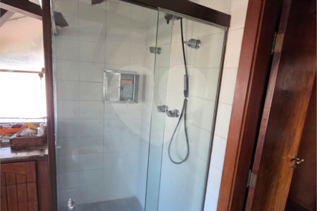 Casa à venda com 4 quartos, sendo 2 suítes, em Cidade São Francisco, São Paulo, SP