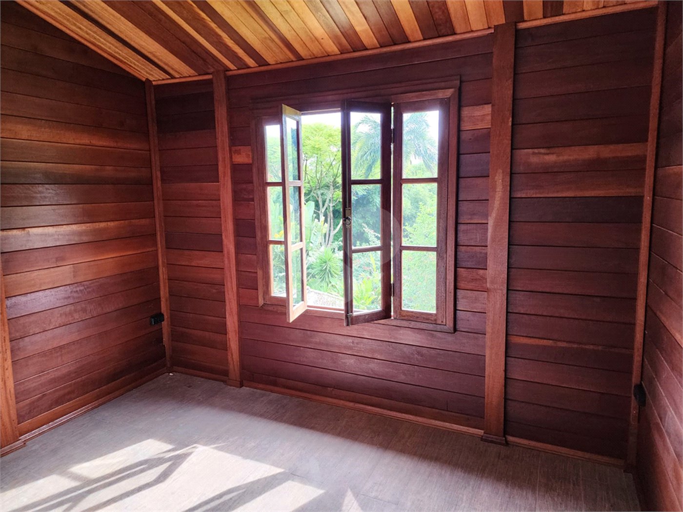Casa à venda com 2 quartos, sendo 1 suíte, no condomínio Chácara Pedra Grande, Atibaia - SP
