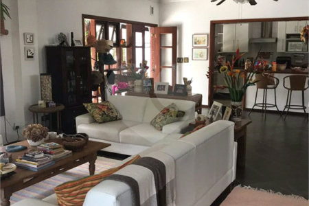 Sobrado à venda com 5 quartos, sendo 3 suítes, em Barra do Una, São Sebastião, SP