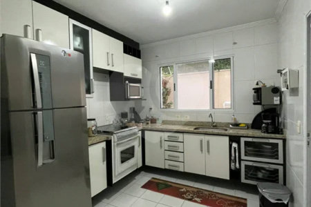 Casa à venda com 3 quartos, sendo 1 suíte, no condomínio Residencial Villagio Vitória, Guarulhos - SP