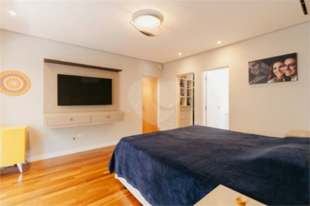 Casa à venda com 5 quartos, sendo 4 suítes, no condomínio Figueira Garden, Atibaia - SP