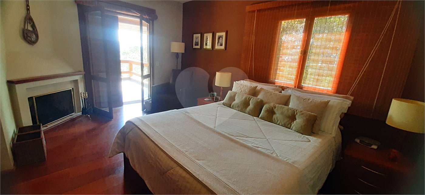 Casa à venda com 4 quartos, sendo 3 suítes, no condomínio Sausalito, Mairiporã - SP