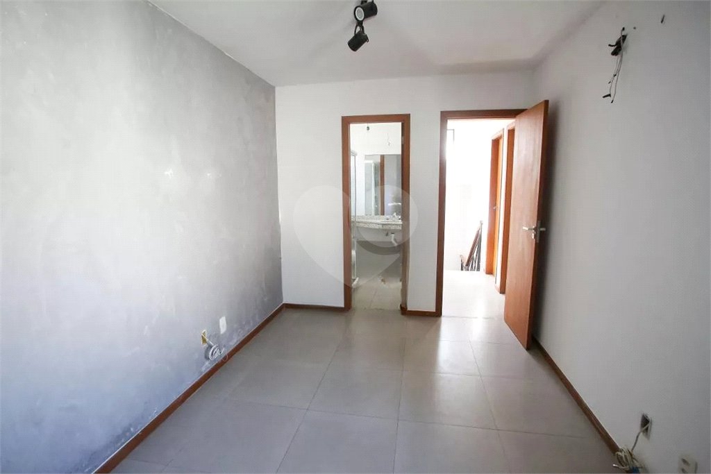 Casa à venda com 4 quartos, sendo 3 suítes, no condomínio Lícia de Alvarenga, Rio de Janeiro - RJ
