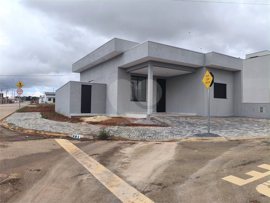 Casa à venda com 3 quartos, sendo 1 suíte,  no condomínio Tivolli, Itapetininga - SP