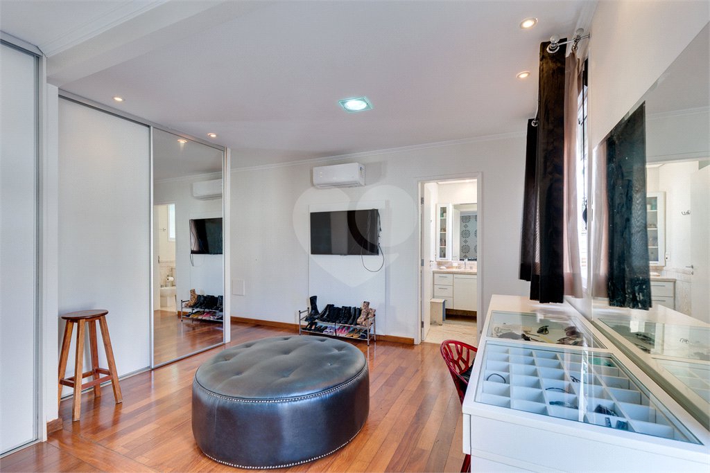 Casa à venda com 3 suítes no condomínio Vila Versalhes, São Paulo - SP
