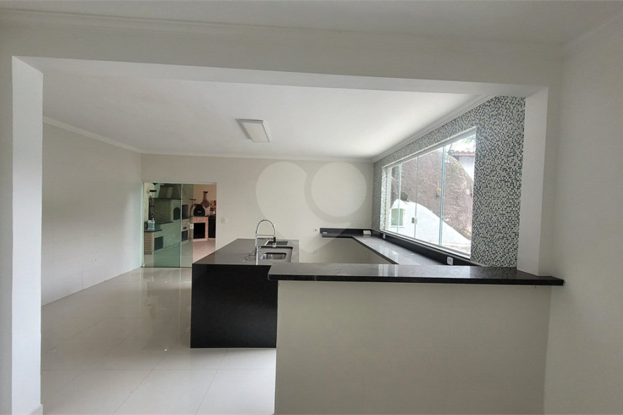 Casa à venda com 4 quartos, sendo 1 suíte, no condomínio Parque Suiça, Caieiras - SP