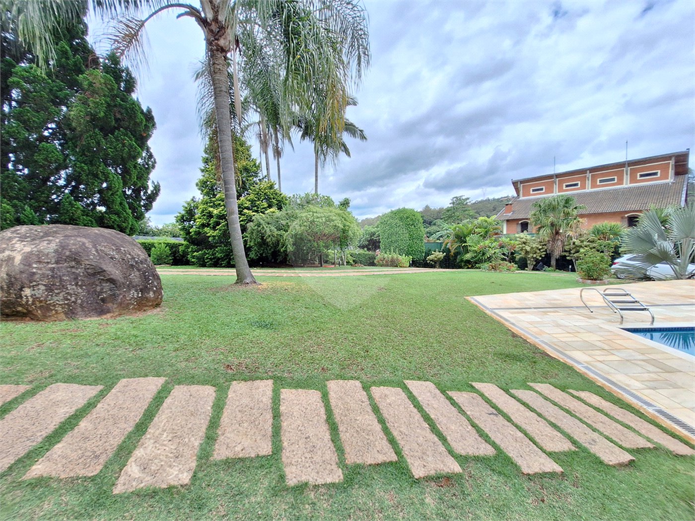 Casa à venda com 7 quartos, sendo 3 suítes, no condomínio Chacaras do Lago, Vinhedo - SP