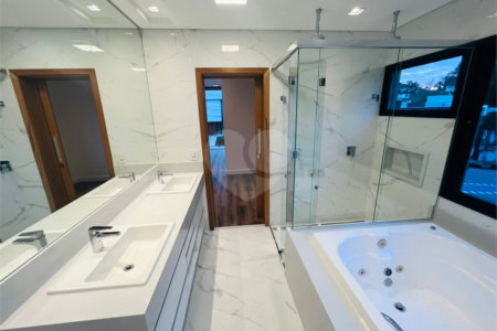 Casa à venda com 4 quartos, sendo 3 suítes, no condomínio Real Park Arujá, Arujá - SP