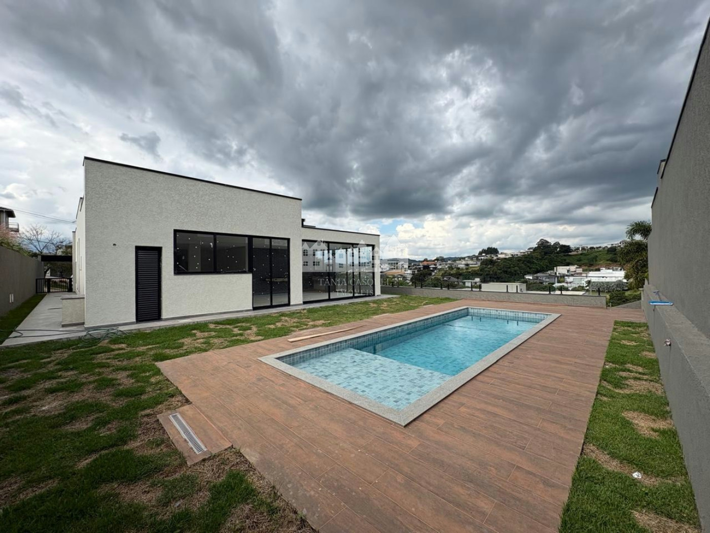 Casa à venda com 3 suítes no condomínio Shamballa III, Atibaia - SP