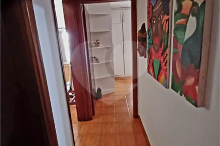 Casa à venda em Atibaia com 5 dormitórios (1 suíte), piscina e área gourmet, 2 vagas garagem, avalia permuta e financiamento